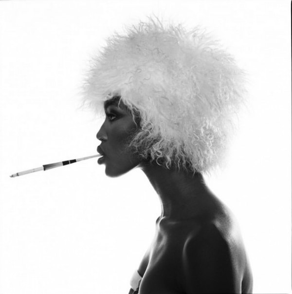 Michel Comte - Naomi Smoking, 1990